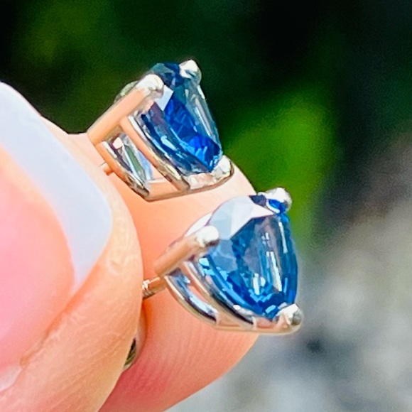 BLUE SAPPHIRE EARRINGS—UNTREATED-NO HEAT—2.50 TCW—TRILLION CUT—14KT GOLD-HIGH - Picture 6 of 15